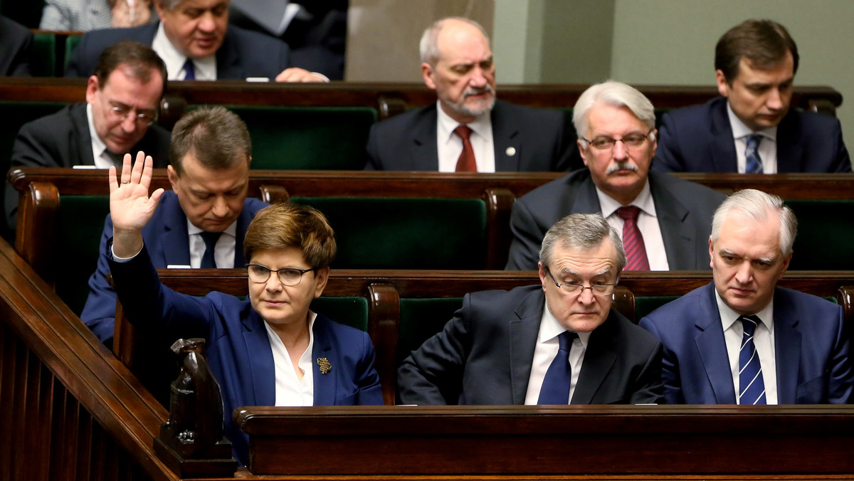 Rząd popiera 38 proc. Polaków, 31 proc. to przeciwnicy, a 28 proc. - osoby obojętne wobec obecnej Rady Ministrów - wynika z najnowszego sondażu CBOS. Zadowolonych z tego, że rządem kieruje Beata Szydło, jest 44 proc. badanych, niezadowolonych - 39 proc.