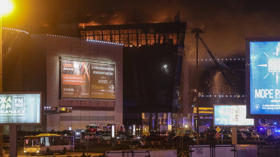  Ogień wydobywa się z sali koncertowej Crocus City Hall po strzelaninie w Krasnogorsku pod Moskwą