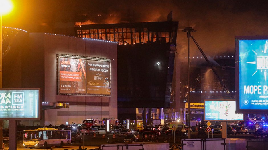  Ogień wydobywa się z sali koncertowej Crocus City Hall po strzelaninie w Krasnogorsku pod Moskwą