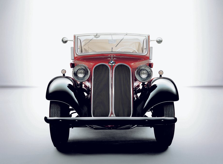 Model 303 produkowany w latach 1933-1934 był pierwszym samochodem BMW z atrapą chłodnicy w kształcie podwójnych nerek. 