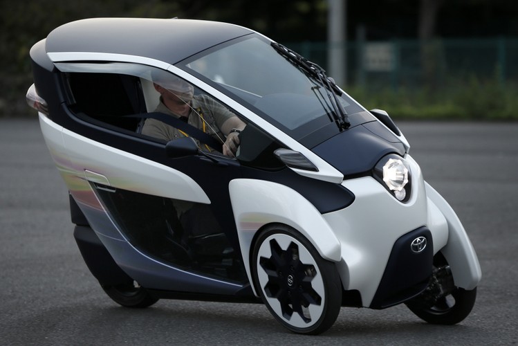 Toyota i-Road to trzykołowy samochód, którego dwa przednie koła mogą poruszać się niezależnie od siebie w górę i w dół. Takie zawieszenie sprawie, że w zakrętach i-Road pochyla się jak motocykl, ale nadal zachowują stabilność samochodu.
