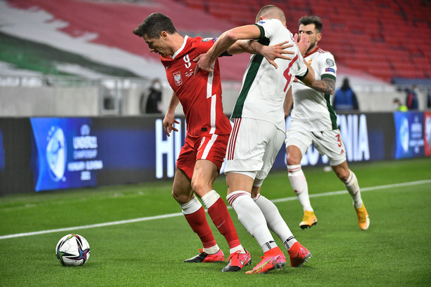 Robert Lewandowski (L) i Attila Szalai (C)