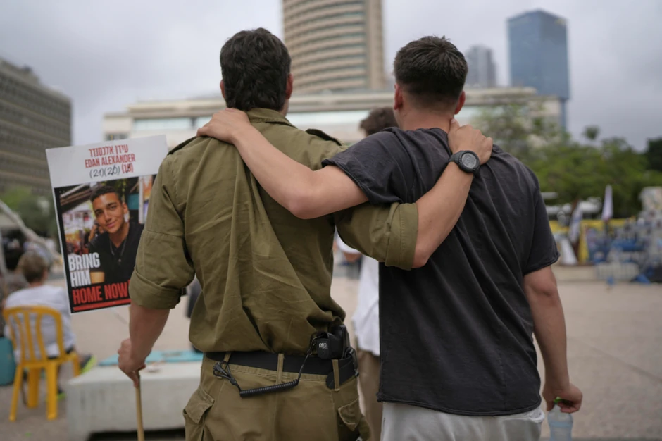 Izraelci prate povratak taoca Edana Aleksandera kući iz Gaze u Tel Avivu 12. maja