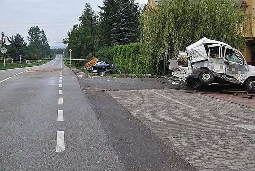 Auta zmiażdżone jak puszki. 2 osoby nie żyją. FOTY