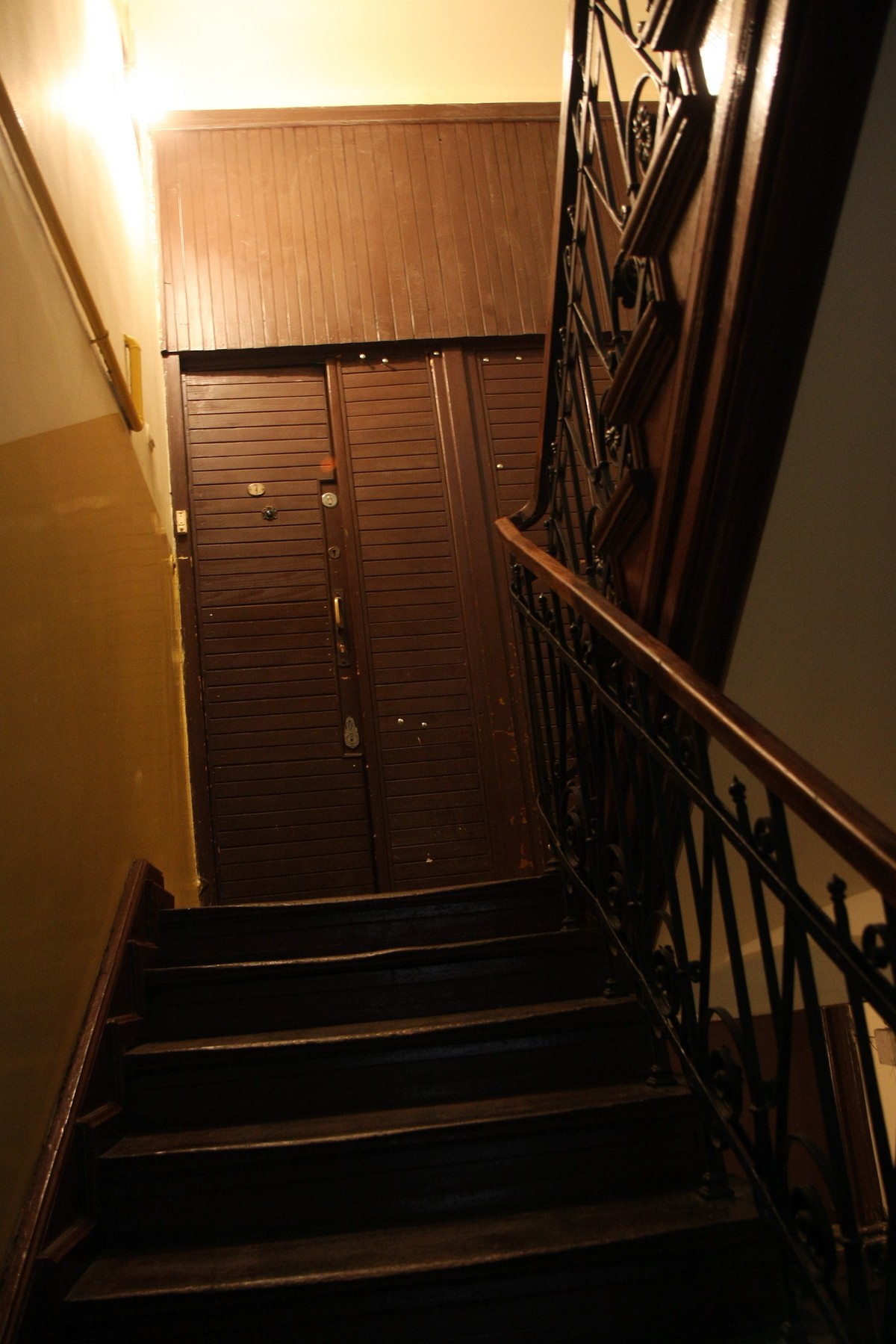 W korytarzu leżał złamany kij bejsbolowy. Najgorsze czaiło się wewnątrz