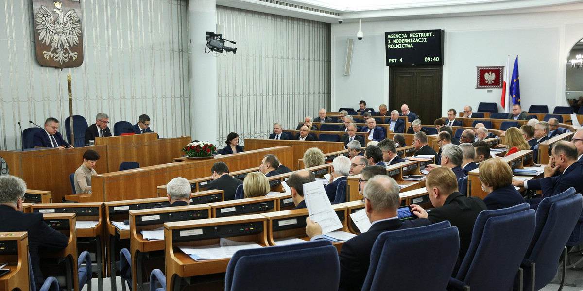 Tzw. ustawa dezubekizacyjna, obniżająca emerytury i renty byłym funkcjonariuszom aparatu bezpieczeństwa PRL, została przyjęta przez Senat