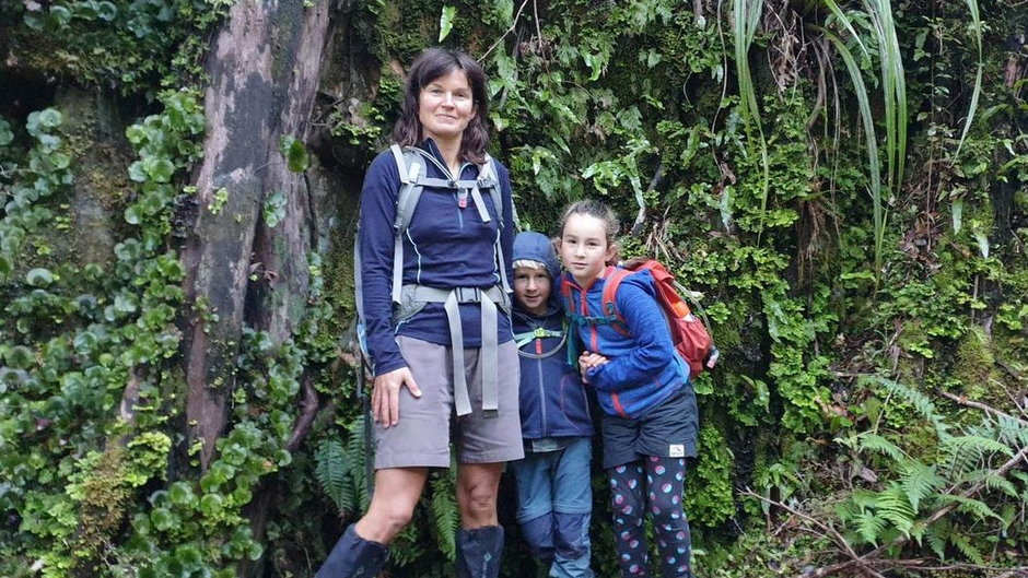 Silvia z dziećmi Izzy i Phoenix podczas jednej z wędrówek