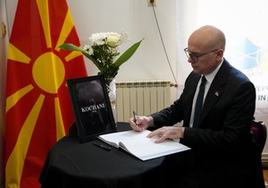 Predsednik Vlade Srbije Miloš Vučević upisao se danas u knjigu žalosti u ambasadi Severne Makedonije