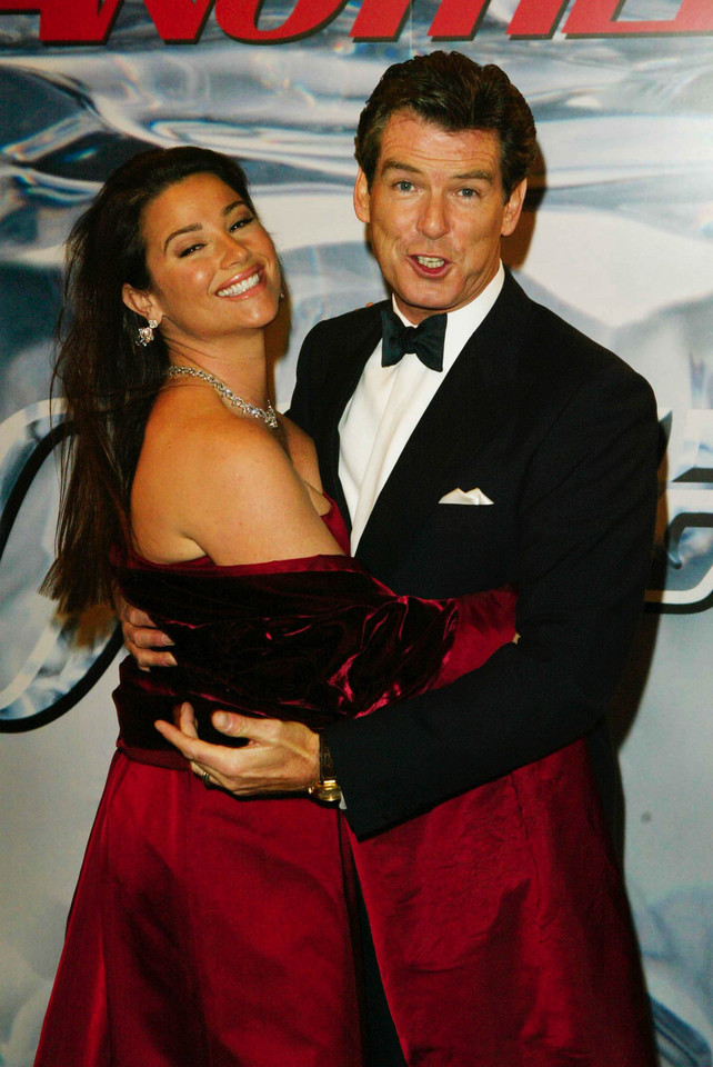 Pierce Brosnan y Kelly Shaye Smith en 2002