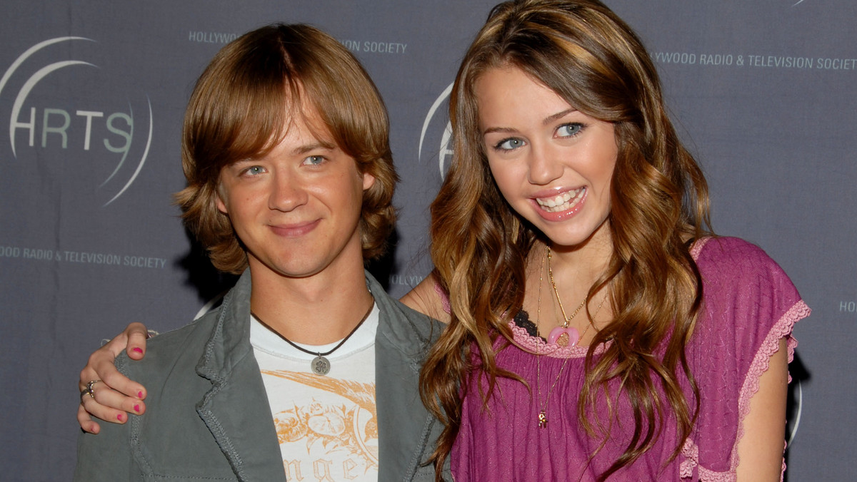 Jason Earles i Miley Cyrus w 2006 r.