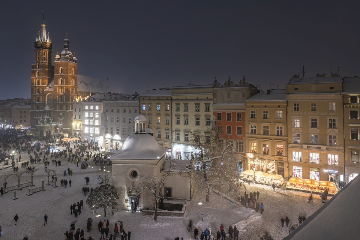 Krótkie wyjazdy do miasta zamiast nart? Badanie: Już co drugi Polak wyjeżdża na zimowe city breaki