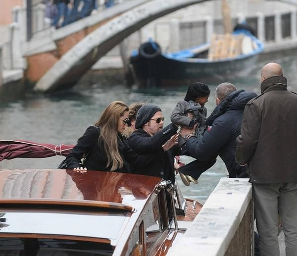 Angelina Jolie i Brad Pitt z dziećmi w Wenecji