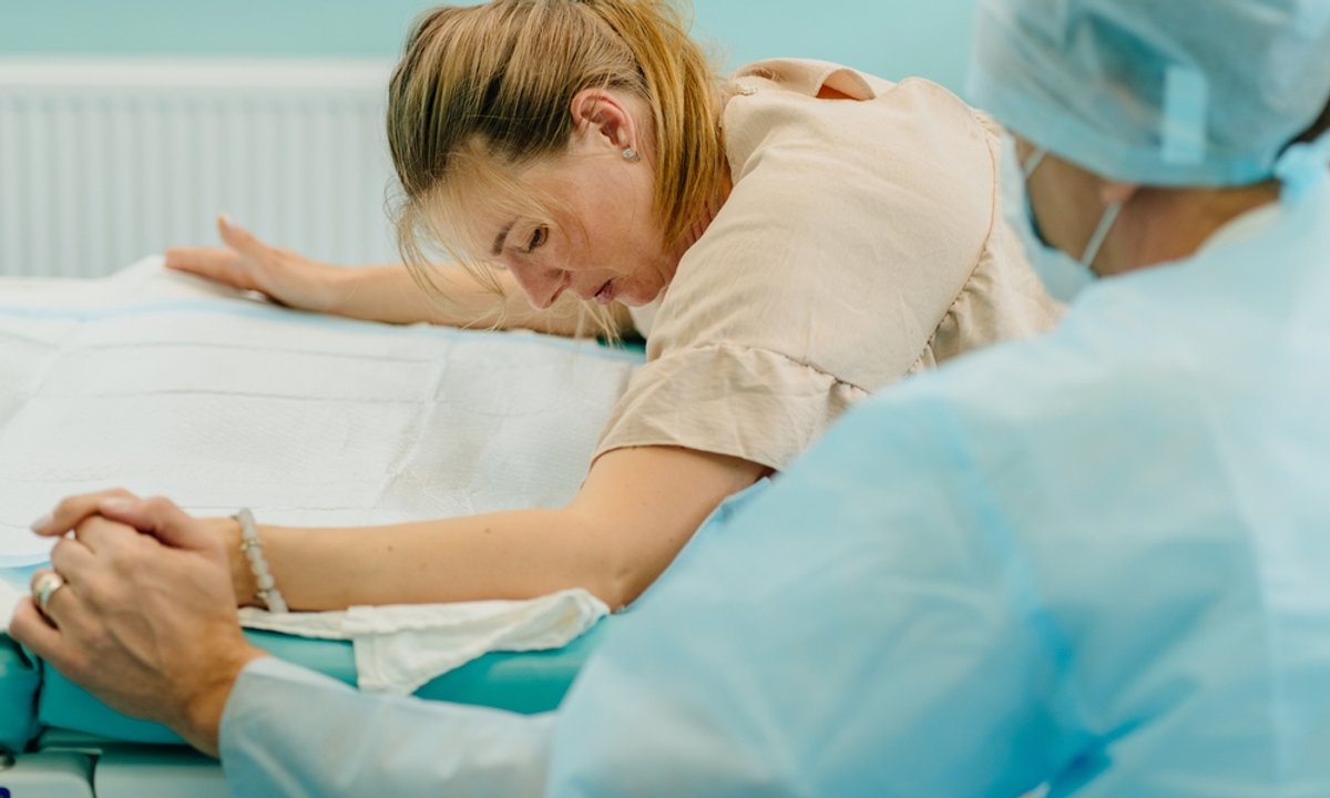 Położna mówi, co znajduje w ciałach ciężarnych. "Zgubione tampony, tipsy, skuwki od długopisów, kolczyki"