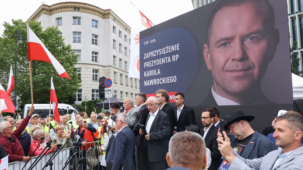 Zaprzysiężenie Karola Nawrockiego. Tłumy zwolenników PiS przed Sejmem [RELACJA NA ŻYWO]