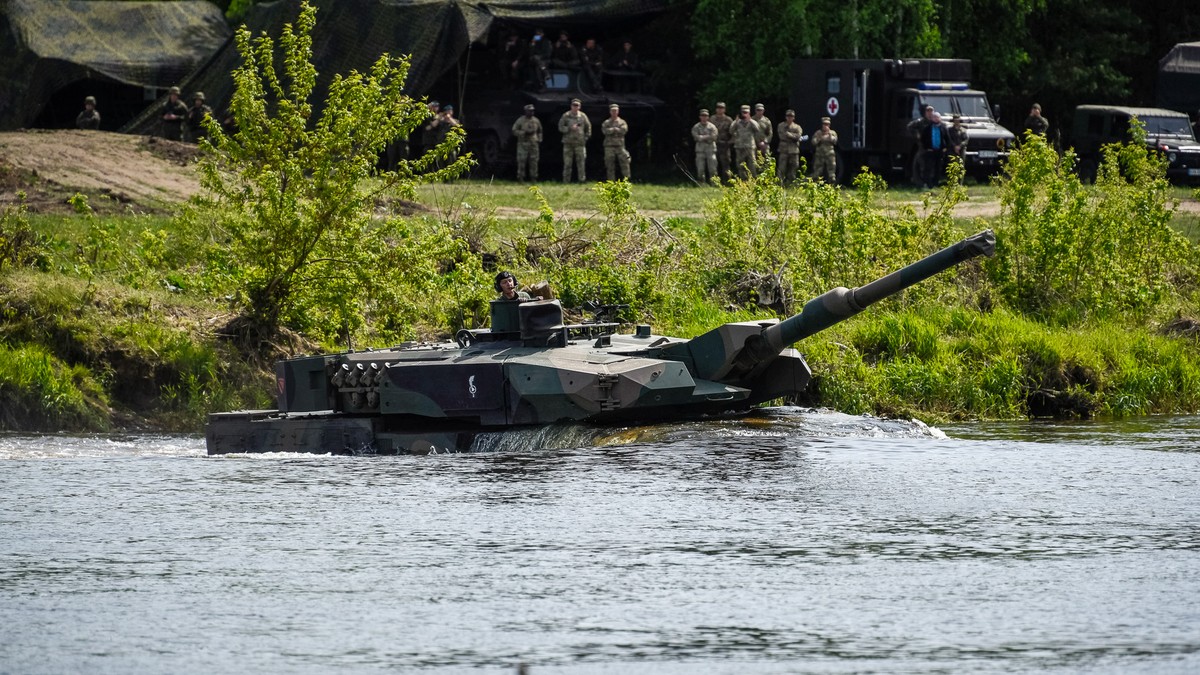 Leopard 2PL w trakcie pokonywania przeszkody wodnej