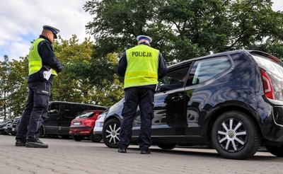 Policja wlepia słone kary za… nawigację. Te przepisy zaskakują kierowców