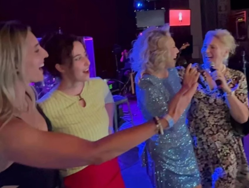 Lepa Brena sa sestričinom i sestrom Farom