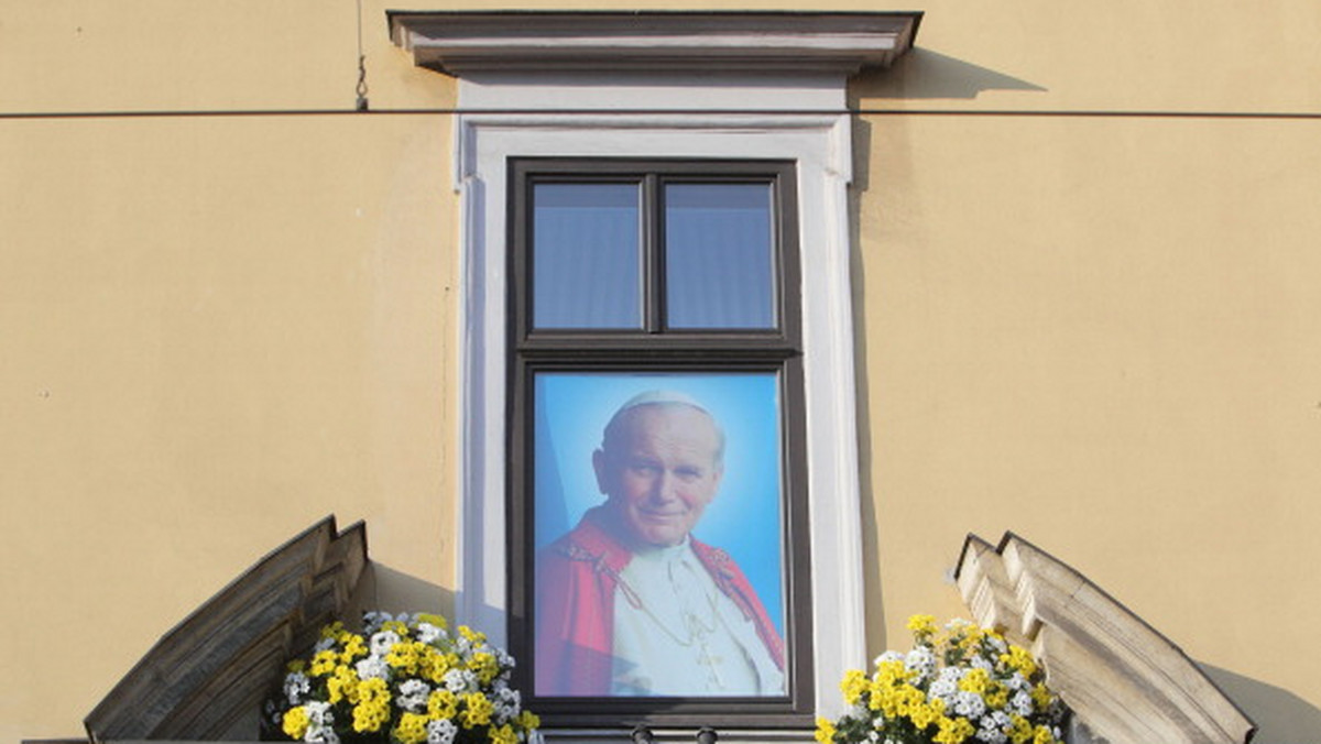 Kilkaset osób uczestniczyło w niedzielę, w koncercie pod "oknem papieskim" przy ul. Franciszkańskiej 3 w Krakowie.