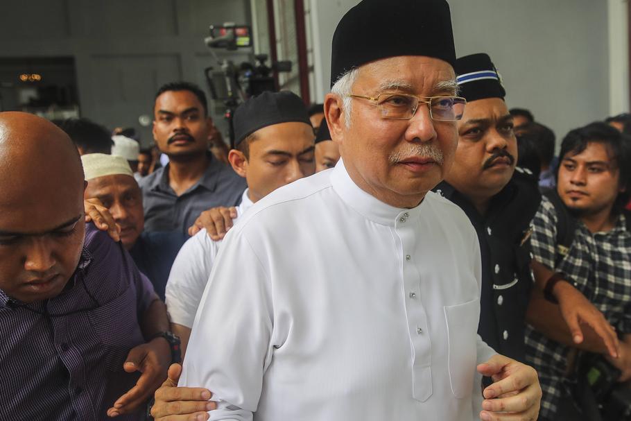 Były premier Malezji Najib Razak zaprzecza wszystkim oskarżeniom, zarówno o korupcję jak i nadużycia władzy - pisze autor