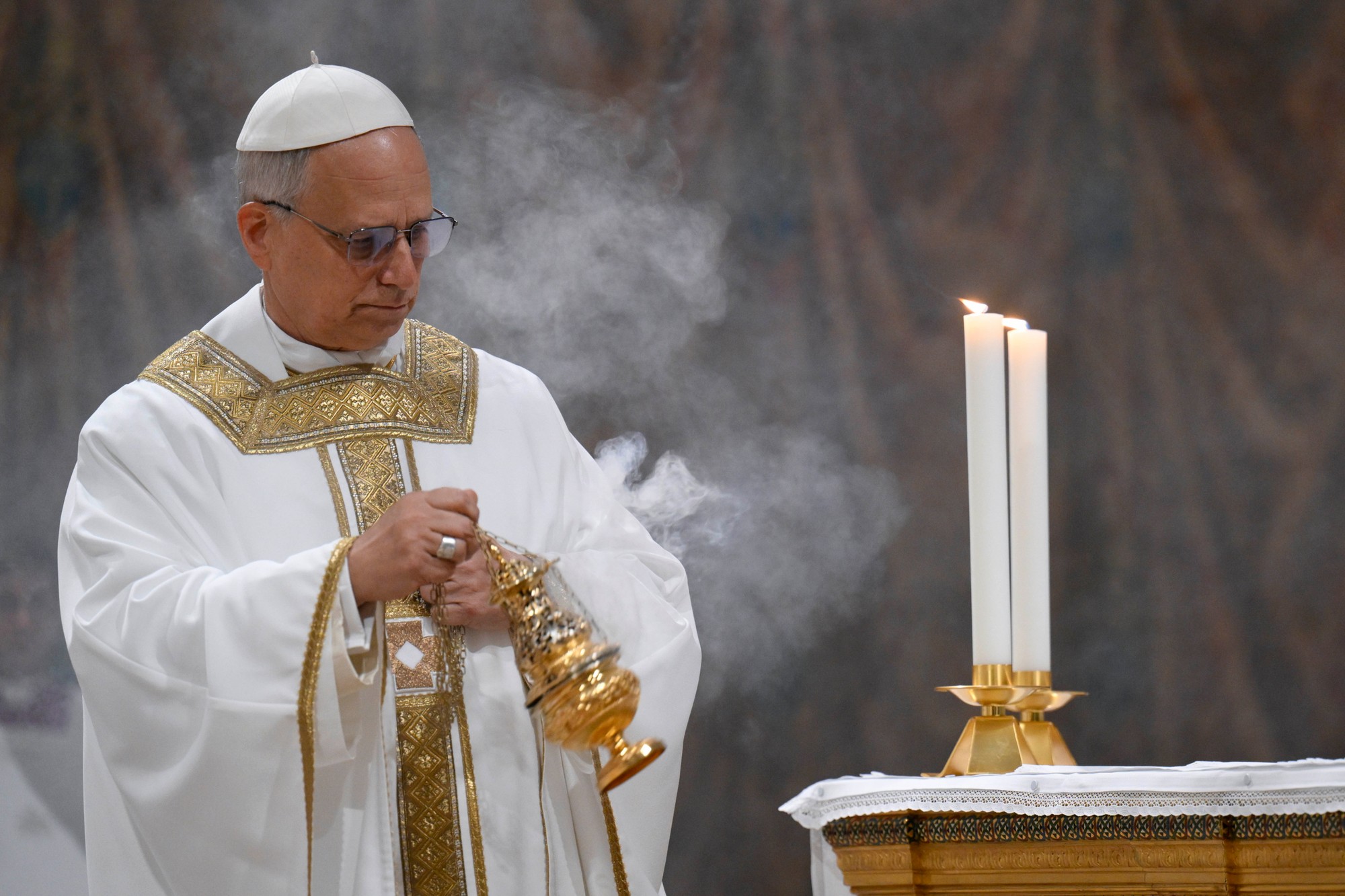 Pápež Lev XIV. počas prvej omše v Sixtínskej kaplnke.