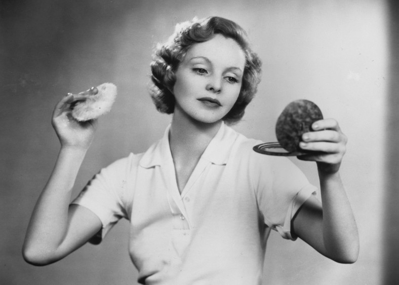 Aktorka Joan Barry nakłada puder, 1933 rok