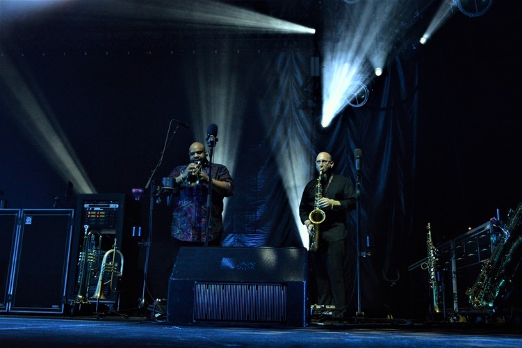 Rashawn Ross oraz Jeff Coffin. Dave Matthews. Koncert Dave Matthews Band, Warszawa, Torwar, 2019.03.25