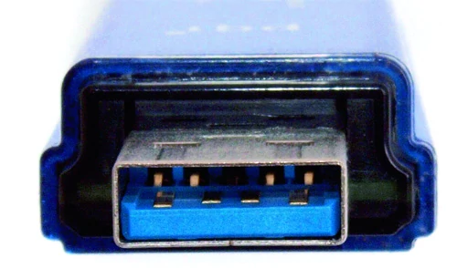 Charakterystycznym elementem złącza USB 3.0 jest niebieska płytka. Szybszy port ma również dodatkowe styki umieszczone w głębi złącza