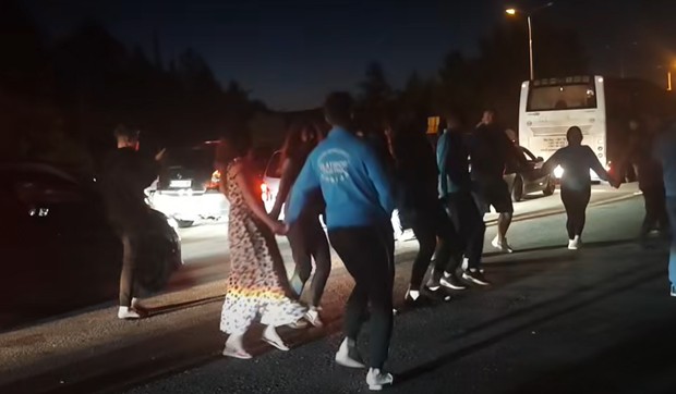 Srbi poveli kolo na grčkoj granici Evzoni