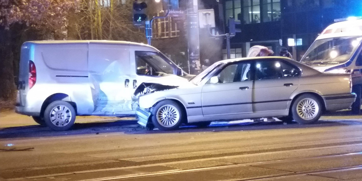 Wypadek na Piotrkowskiej w Łodzi. Ranni kierowcy. BMW zderzyło się z fiatem na skrzyżowaniu z Tymienieckiego