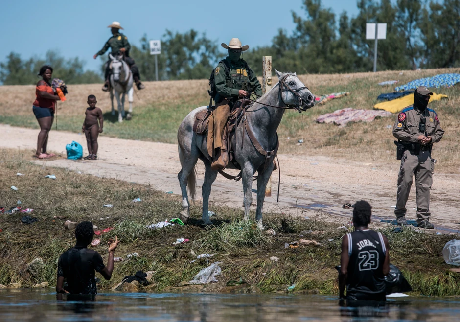 Migranti iz Haitija prelaze Rio Grande