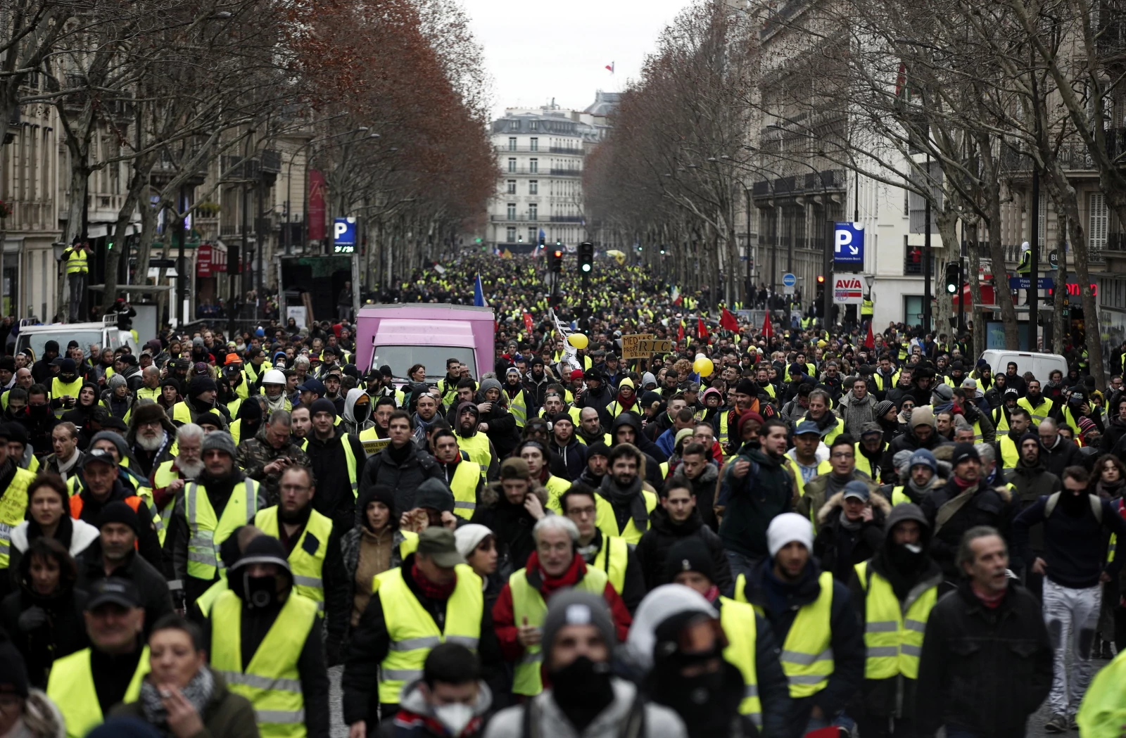 W Paryżu doszło do starć podczas marszu "żółtych kamizelek". Zatrzymano  ponad 70 osób - GazetaPrawna.pl