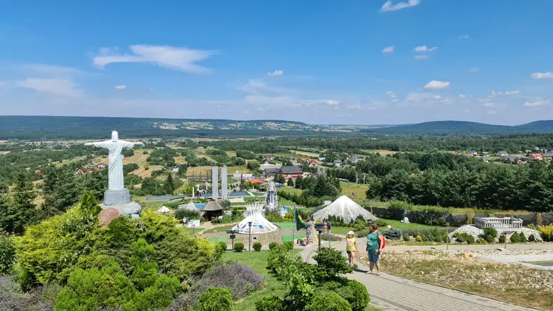 Widok z góry na park rozrywki i miniatur Sabat Krajno. Zdjęcie zrobione telefonem Samsung Galaxy S20 Ultra, Foto: Noizz.pl 