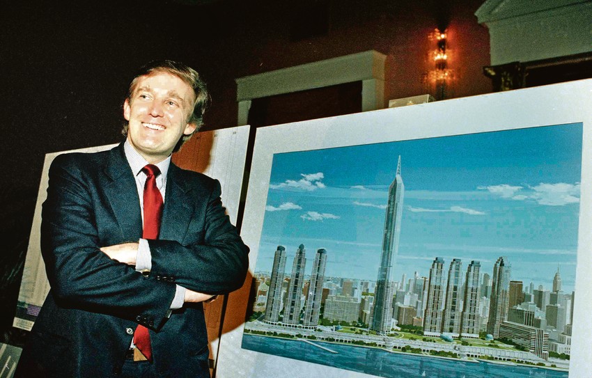 Donald Tramp pozira pored projekta "Television City" na Menhetnu. Često je pozirao u apartmanima i limuzinama, manje uz poznata umetnička dela