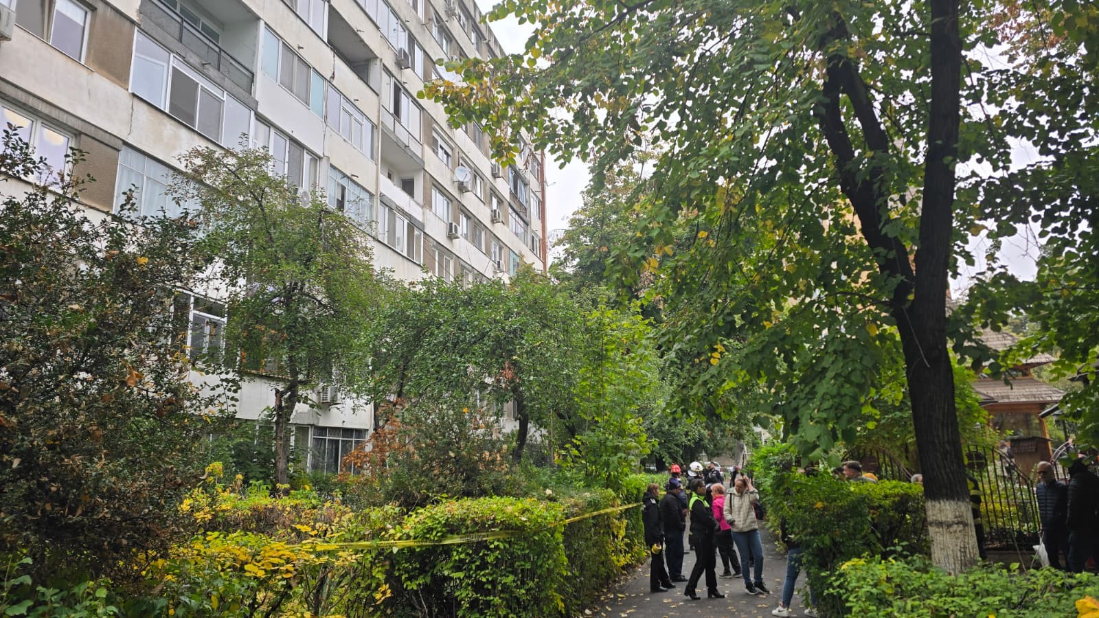 Locuitorii blocului crăpat din București au refuzat consolidarea de două ori. Care este adevărata cauză a distanțării dintre scări