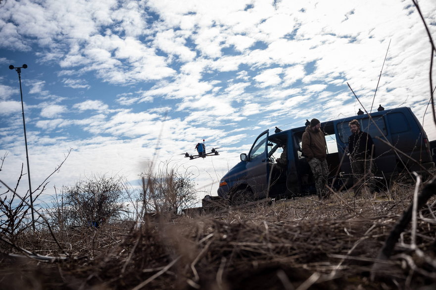 Ukraińscy żołnierze z 24 brygady zmechanizowanej testują drony w 2. rocznicę wybuchu wojny. 
