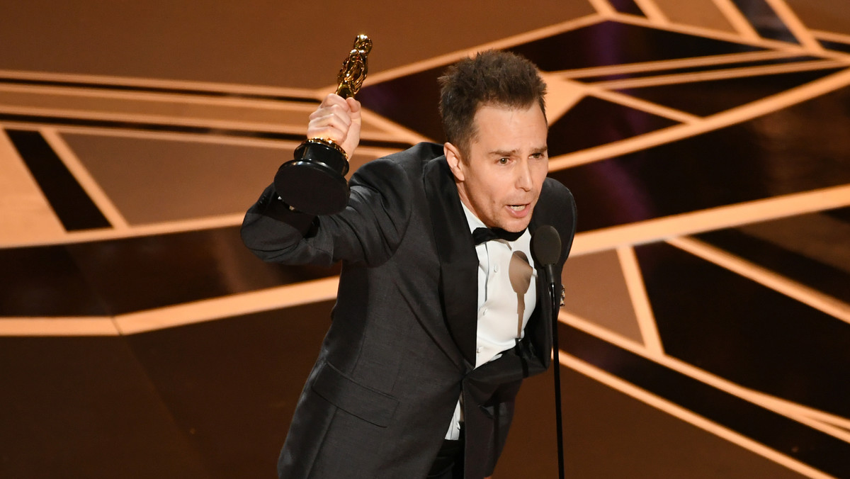 Sam Rockwell z Oscarem za drugoplanową rolę w filmie "Trzy billboardy za Ebbing, Missouri". Krytycy nie szczędzą mu pochwał, a branża obsypuje go nagrodami. Niedawno odebrał statuetkę Złotego Globu, a teraz został laureatem Oscara. W rozmowie z Onetem Sam Rockwell opowiada o kulisach przygotowań do roli Dixona w "Trzech billboardach za Ebbing, Missouri", dziwi się rasizmowi i przekonuje, że rok 2018 będzie należeć do kobiet.