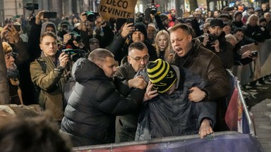 "Nie poddamy się", "złodzieje"! Masowe protesty w Belgradzie. Serbowie są wściekli