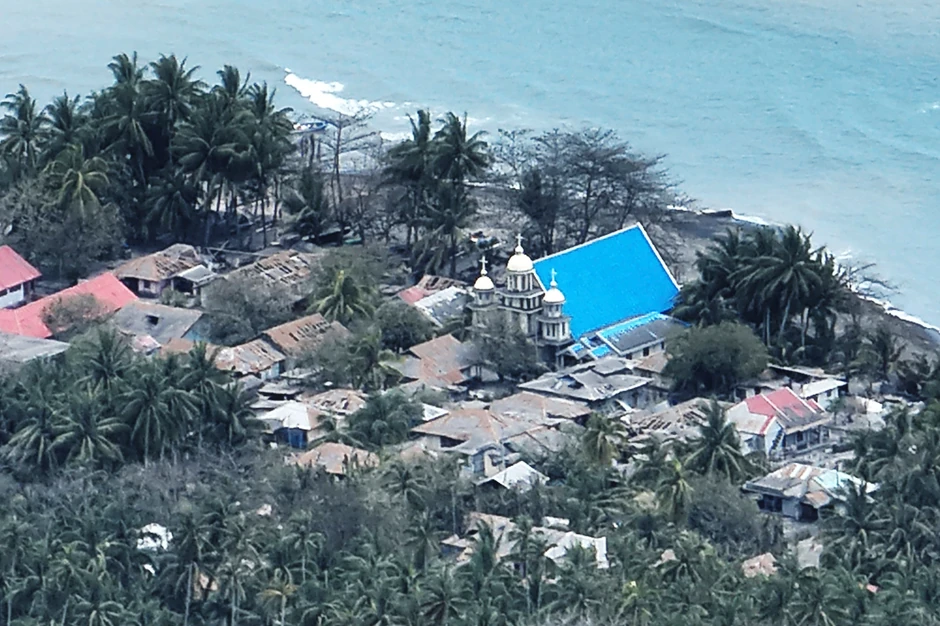 Selo na ostrvu Tagulandang prekriveno pepelom usled erupcije vulkana Ruang, Indonezija, 19. aprila