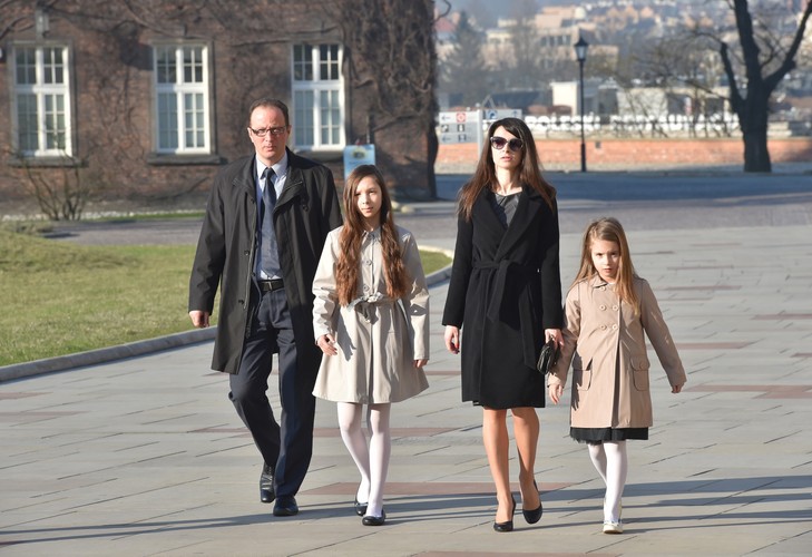 Marta Kaczyńska z córkami, w drodze do krypty pod Wieżą Srebrnych Dzwonów na Wawelu gdzie spoczywają Lech i Maria Kaczyńscy