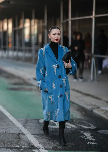 Aya Shalkr w niebieskim płaszczu podczas tygodnia mody w Nowym Jorku. Luty 2022 r. / Jeremy Moeller, Getty Images