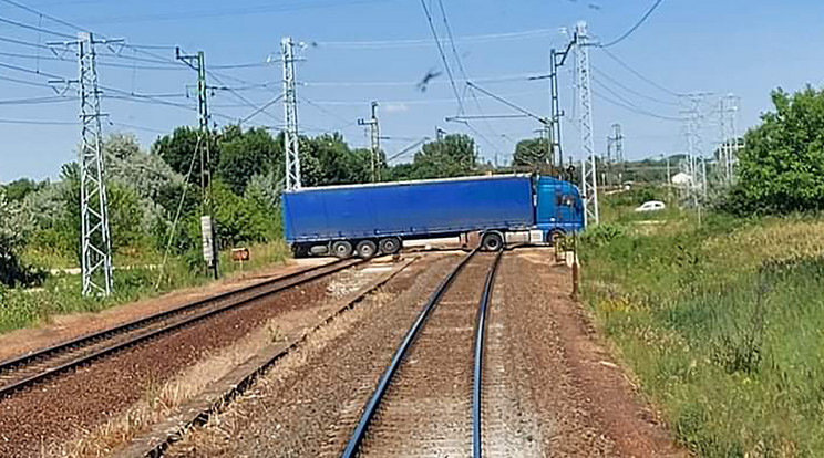 Sínen ragadt egy ittas sofőr Szabadbattyánnál  /Fotó: police.hu