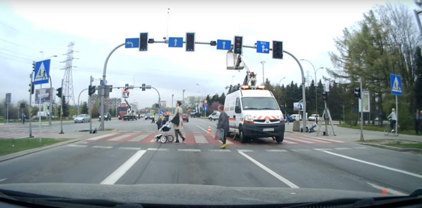 Kierowca przepuścił kobietę z wózkiem. Policjant chciał go ukarać