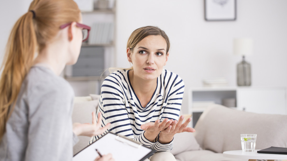 Każdy z nas ma elementarną wiedzę na temat tego, czym jest psychoterapia. Jednak nie każdy wie, jaka jest jej definicja. Mówi ona o tym, że są to metody psychologiczne, które mają pomagać ludziom rozwiązywać ich problemy. Psychoterapia bardzo często oparta jest na kontakcie międzyludzkim. Poznaj jej rodzaje i dowiedz się, na czym polega.