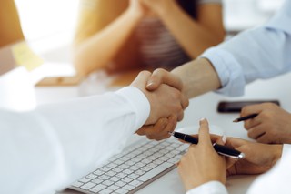 Czy zamawiający publiczny może  miarkować w ugodzie karę umowną? [WYWIAD]