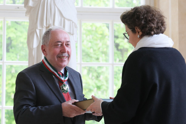 Warszawa, 08.05.2023. Fotograf Czesław Czapliński (L) przyjmuje medal „Zasłużony Kulturze Gloria Artis” z rąk wiceminister kultury i dziedzictwa narodowego Wandy Zwinogrodzkiej (P) na wernisażu "New York, New York. Fotografie Czesława Czaplińskiego z Narodowego Archiwum Cyfrowego", 8 bm. w Starej Oranżerii w Muzeum Łazienki Królewskie w Warszawie. Wystawa prezentuje ponad 50 czarno-białych fotografii w dużym formacie, prezentujących Nowy Jork z przełomu lat 70. i 80. (ad) PAP/Paweł Supernak