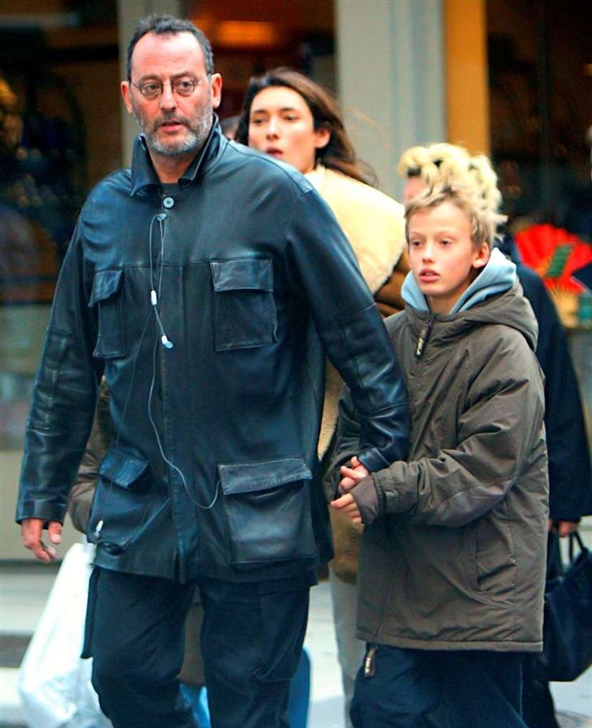 Jean Reno z Polką i ich dzieckiem na spacerze