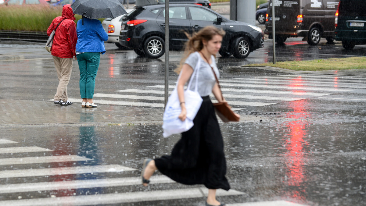 116 razy wyjeżdżali strażacy w woj. lubelskim do usuwania skutków burz, jakie przeszły nad regionem. Najczęściej usuwali z dróg połamane drzewa i konary z dróg. Około 13 tys. gospodarstw nie ma prądu.