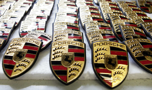 Niemiecki koncern Porsche poinformował w środę, że wypłaci każdemu ze swoich 8,5 tys. pracowników premię za rok 2011 w wysokości 7,6 tys. euro.