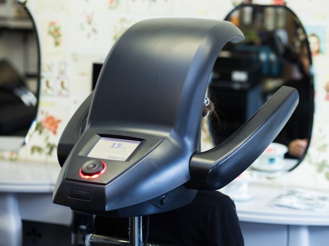 Karnawał pod znakiem retro: fryzura bohaterki 'American Hustle' Sydney Prosser krok po kroku