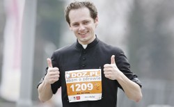 Walczył z dopalaczami, kolędował w agencji towarzyskiej. Kontrowersyjny ks. Misiak wraca na łono Kościoła